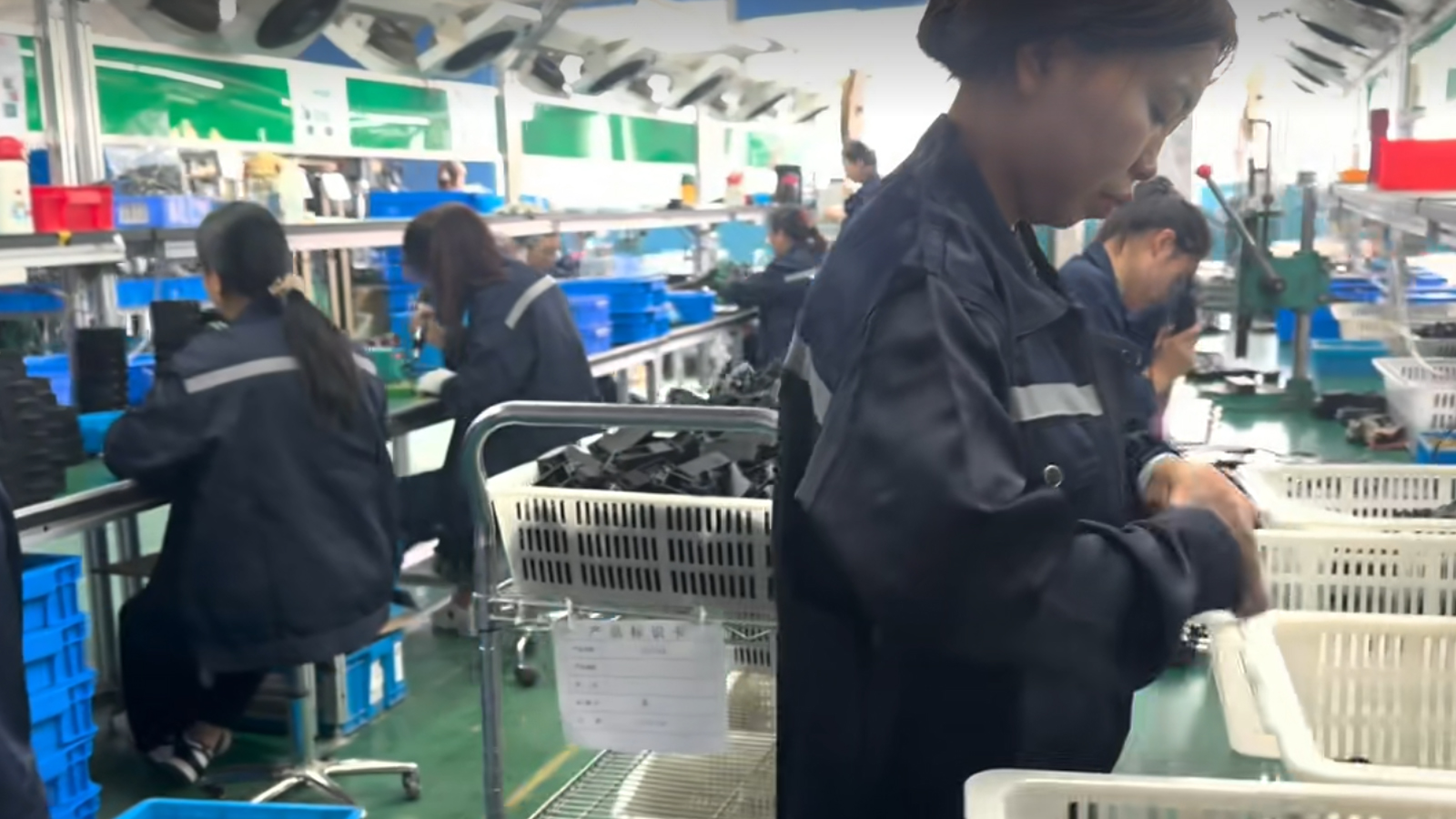 Contact 页面 · 联系方式右侧主图